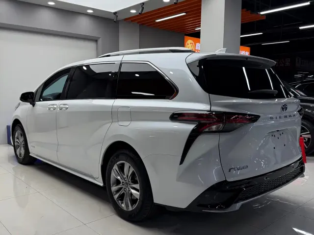 Toyota Sienna — Фото автомобиля 4