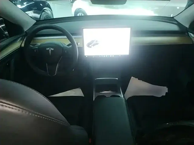 Tesla Model Y — Фото автомобиля 9