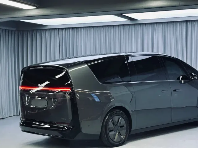 Li Auto MEGA — Фото автомобиля 23