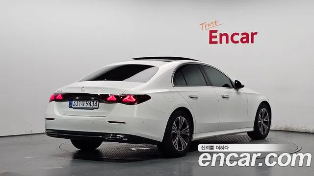 Mercedes-Benz E-Class — Фото автомобиля 2