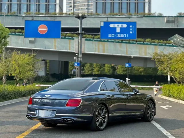 Bentley Flying Spur — Фото автомобиля 7
