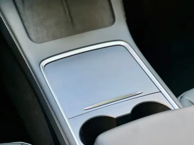 Tesla Model Y — Фото автомобиля 13