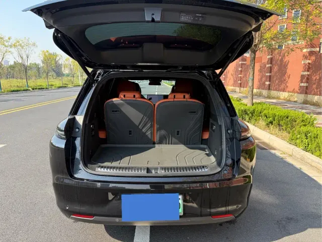 Li Auto L8 — Фото автомобиля 13