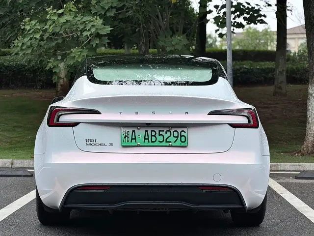 Tesla Model 3 — Фото автомобиля 5