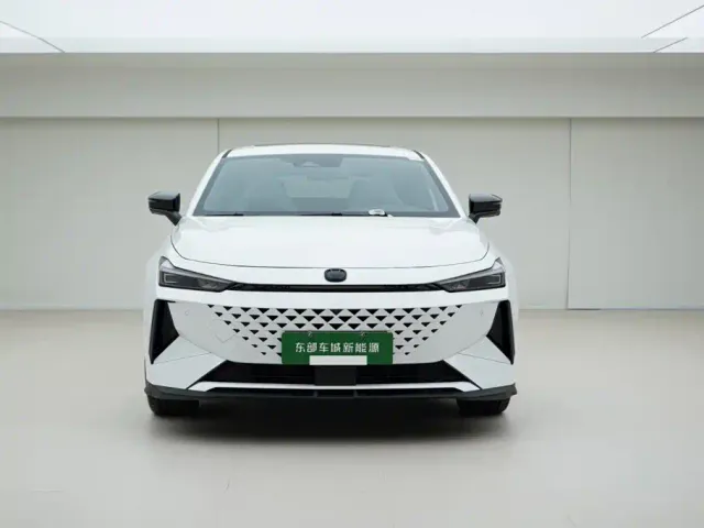 Changan Changan UNI-V iDD 2024 Blue Whale Smart iDD 136km Smart Cool — Фото автомобиля 2