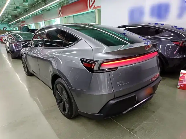 Tesla Model Y — Фото автомобиля 4