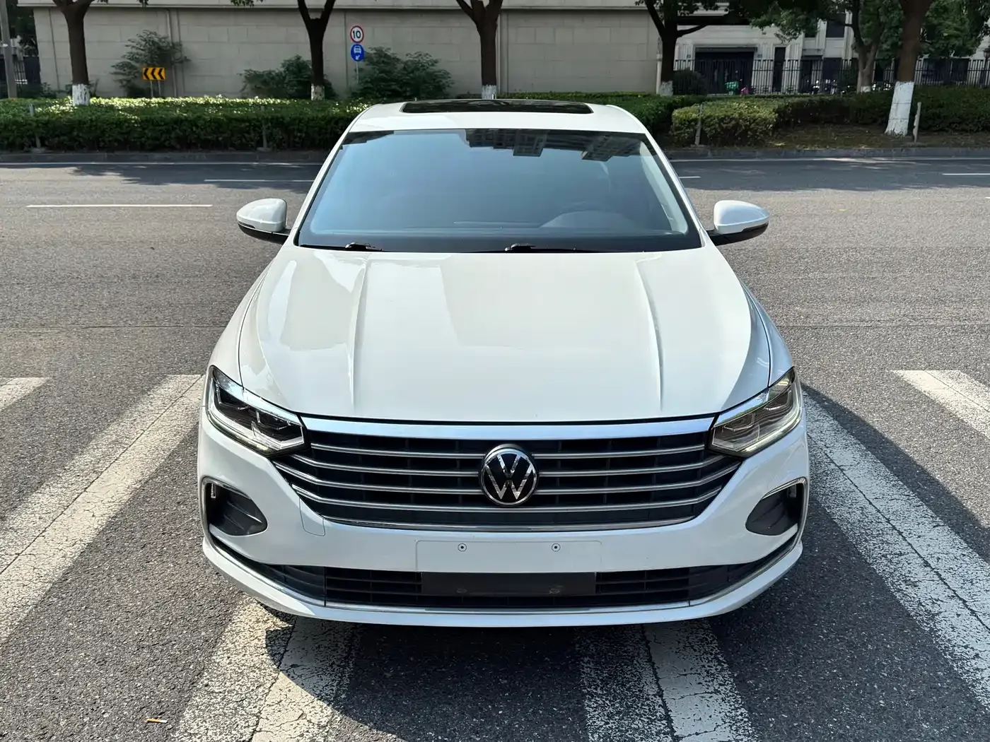 Volkswagen Lavida 2023 1.5L Auto Luxury Edition — Фото автомобиля 2