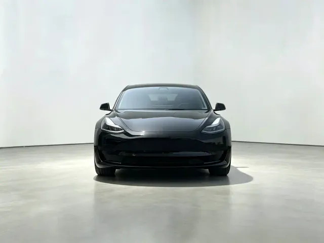 Tesla Model 3 — Фото автомобиля 2