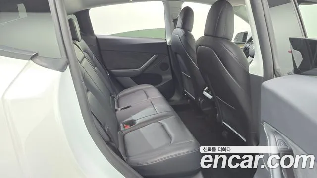 Tesla Model Y — Фото автомобиля 11