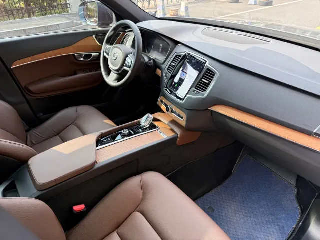 Volvo XC90 — Фото автомобиля 10