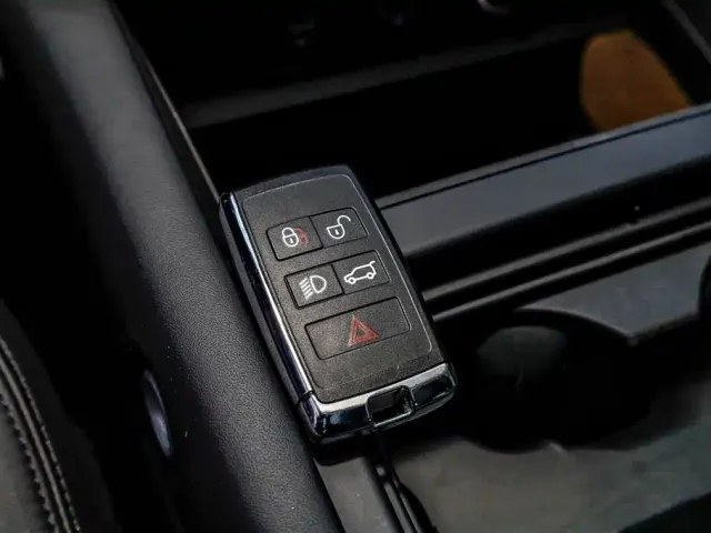 Land Rover Defender — Фото автомобиля 18