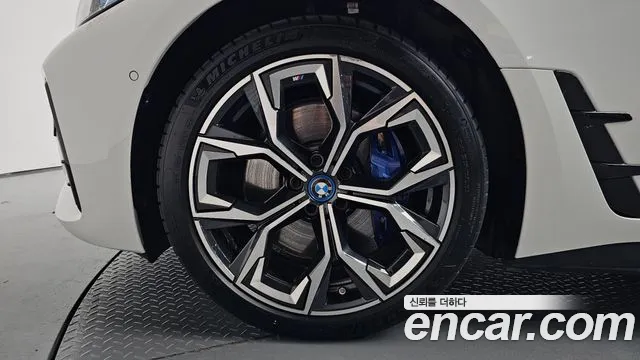 BMW i4 — Фото автомобиля 4