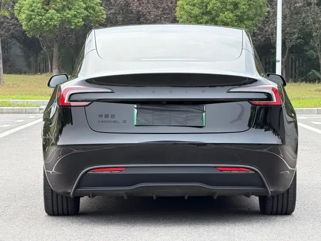 Tesla Model 3 — Фото автомобиля 4