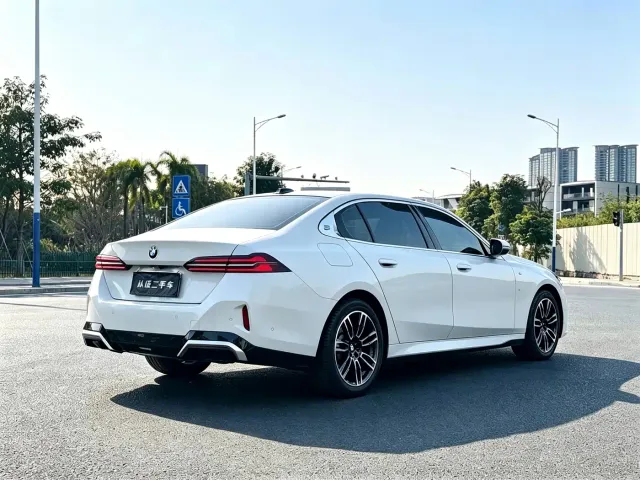 BMW 5 Series — Фото автомобиля 4