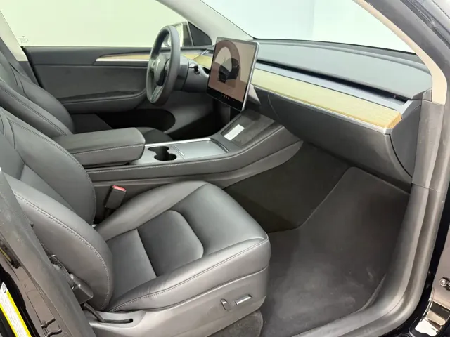 Tesla Model Y — Фото автомобиля 8