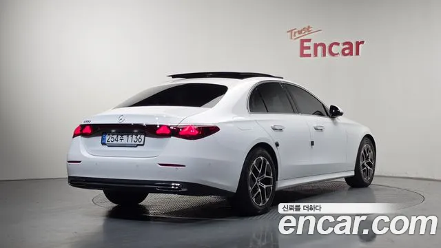 Mercedes-Benz E-Class — Фото автомобиля 2