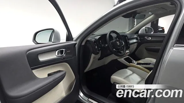Вольво XC40 B4 Ultra Bright — Фото автомобиля 3