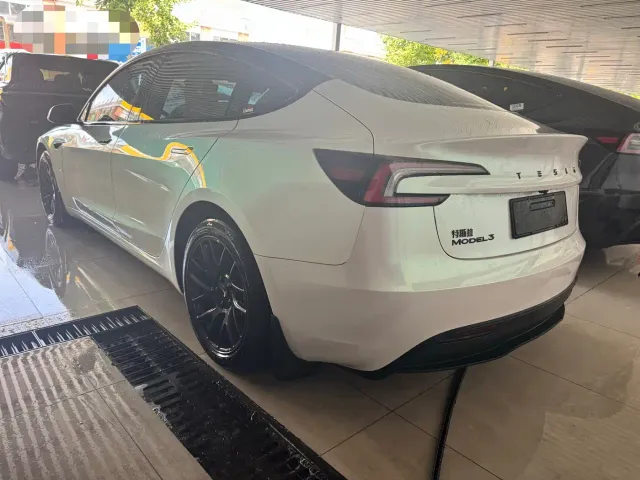 Tesla Model 3 — Фото автомобиля 13