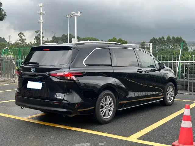 Toyota Sienna — Фото автомобиля 4