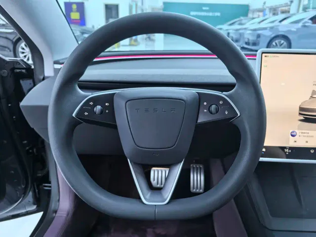 Tesla Model 3 — Фото автомобиля 8
