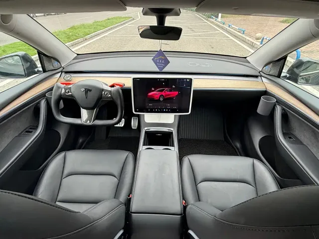 Tesla Model Y — Фото автомобиля 21
