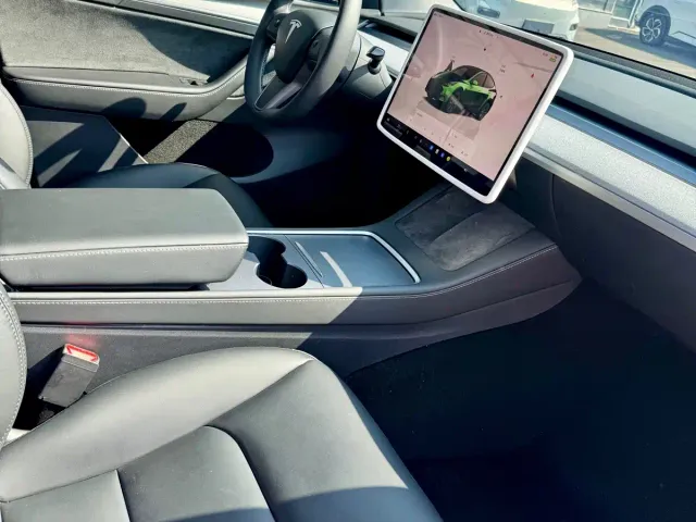 Tesla Model Y — Фото автомобиля 12