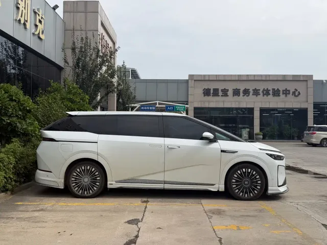 Xpeng X9 — Фото автомобиля 3