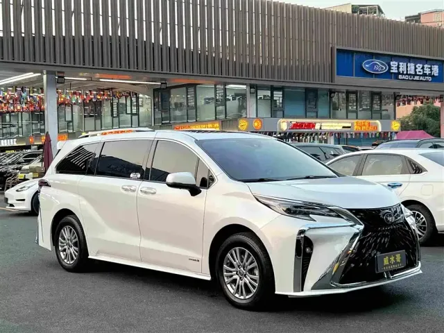 Toyota Sienna — Фото автомобиля 3