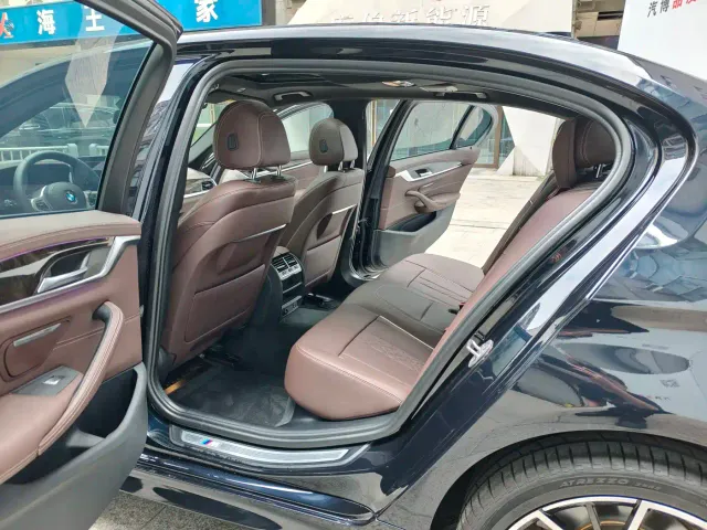 BMW 5 Series — Фото автомобиля 10