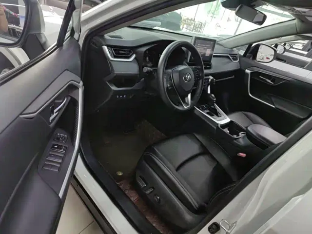 Toyota RAV4 — Фото автомобиля 15