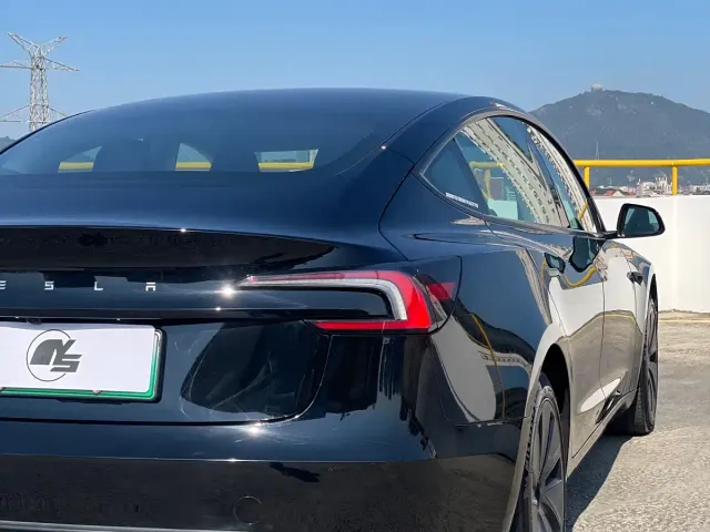 Tesla Model 3 — Фото автомобиля 8