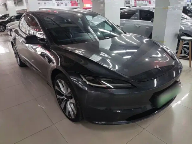 Tesla Model 3 — Фото автомобиля 3