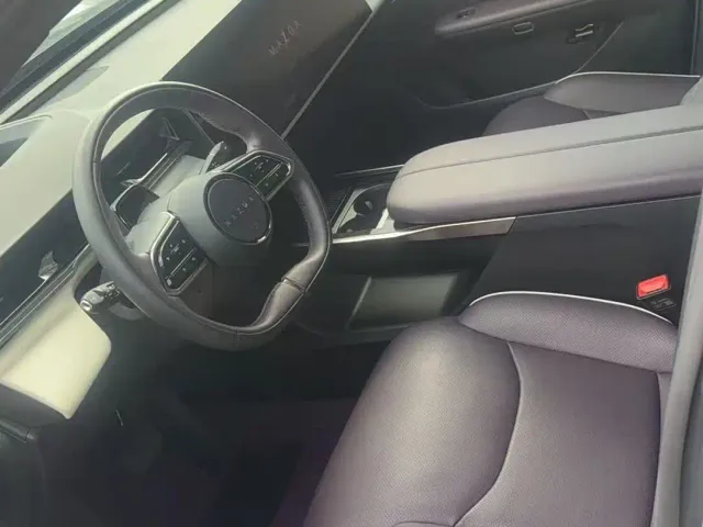 Mazda EZ-60 — Фото автомобиля 3