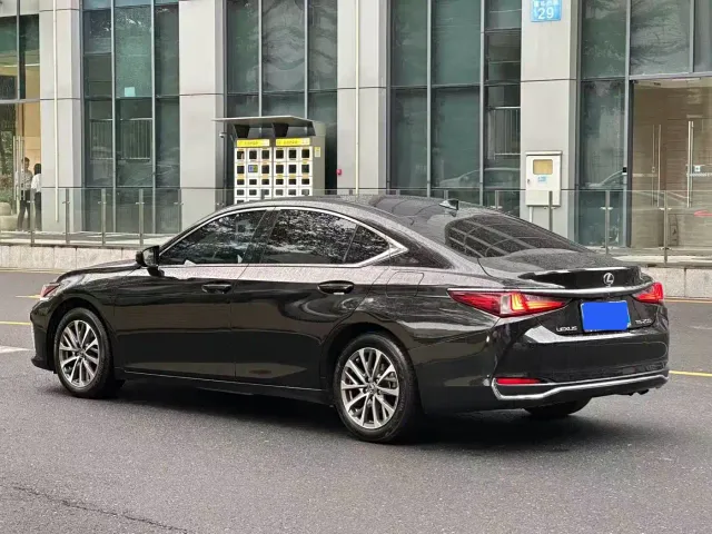 Lexus ES — Фото автомобиля 4