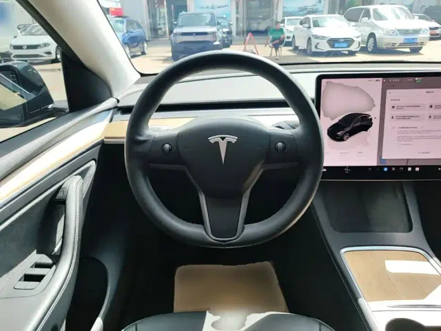 Tesla Model Y — Фото автомобиля 6