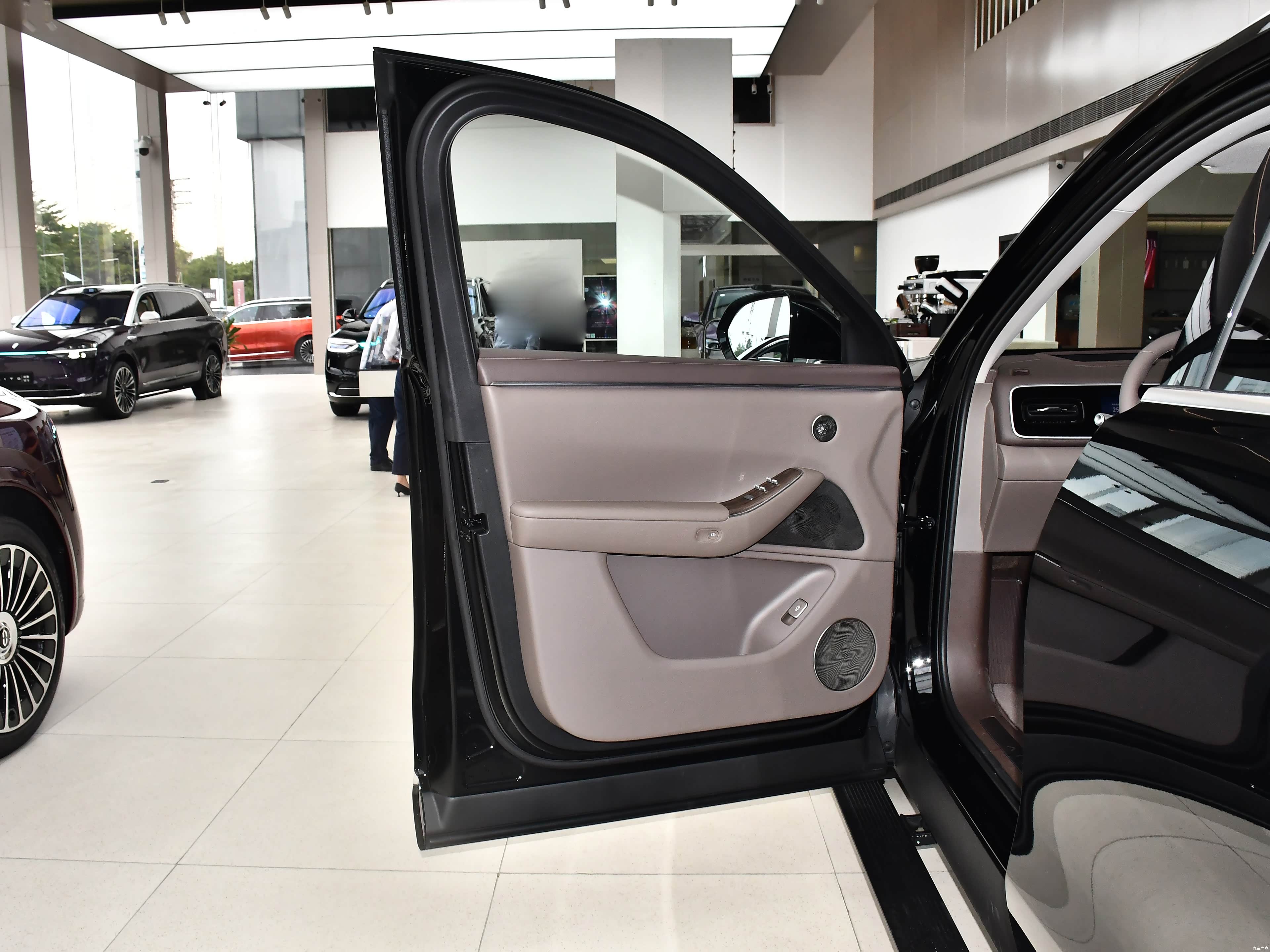 AITO M7 EREV Ultra 6 seats 4wd — Фото автомобиля 8