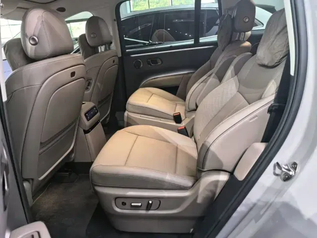 Li Auto i8 — Фото автомобиля 16