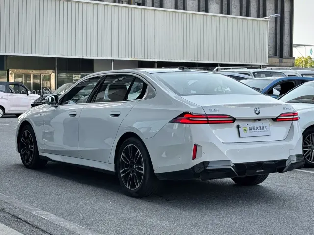 BMW 5 Series — Фото автомобиля 9