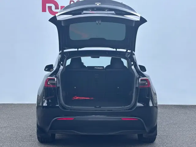 Tesla Model Y — Фото автомобиля 8