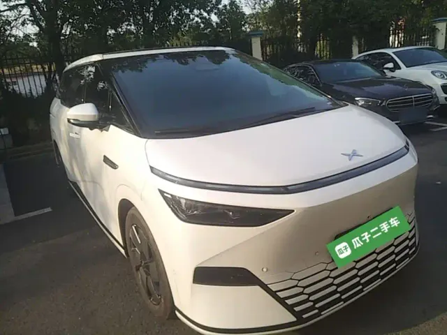 Xpeng X9 — Фото автомобиля 3
