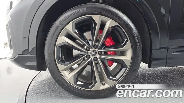 Audi Q8 55 TFSI quattro Premium — Фото автомобиля 4