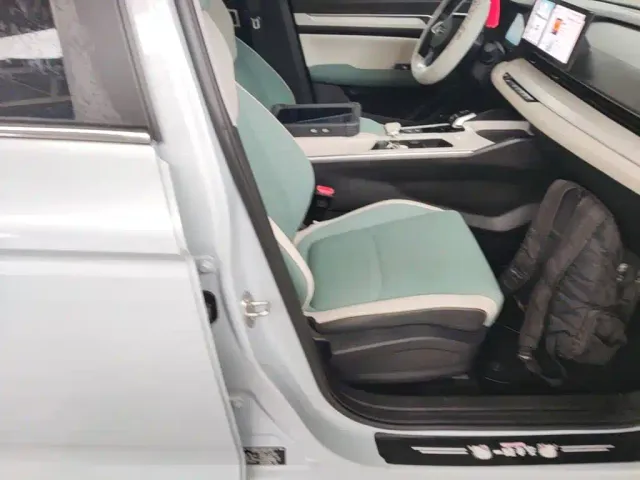 Geely Emgrand L — Фото автомобиля 23