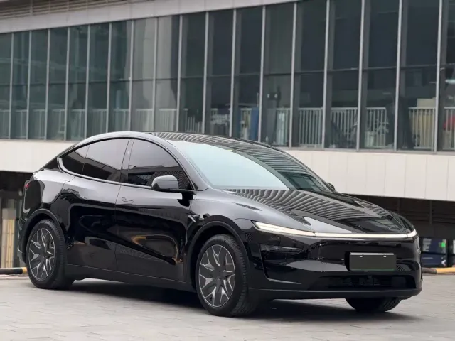 Tesla Model Y L — Фото автомобиля 3