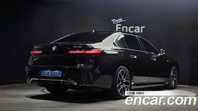 BMW i7 — Фото автомобиля 2