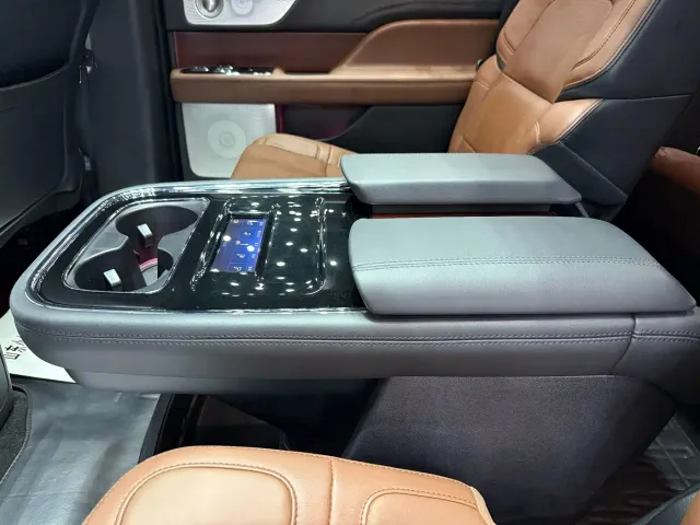 Lincoln Navigator — Фото автомобиля 10