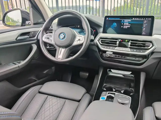BMW iX3 — Фото автомобиля 18