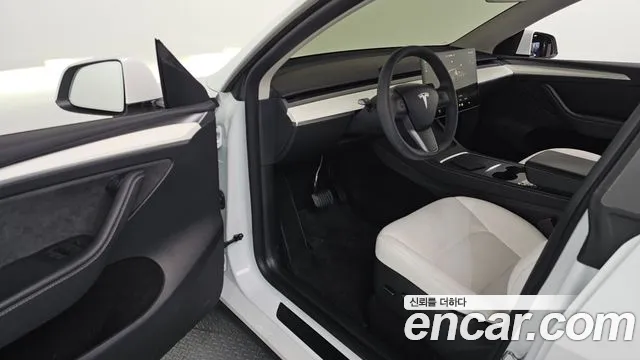 Tesla Model Y — Фото автомобиля 14
