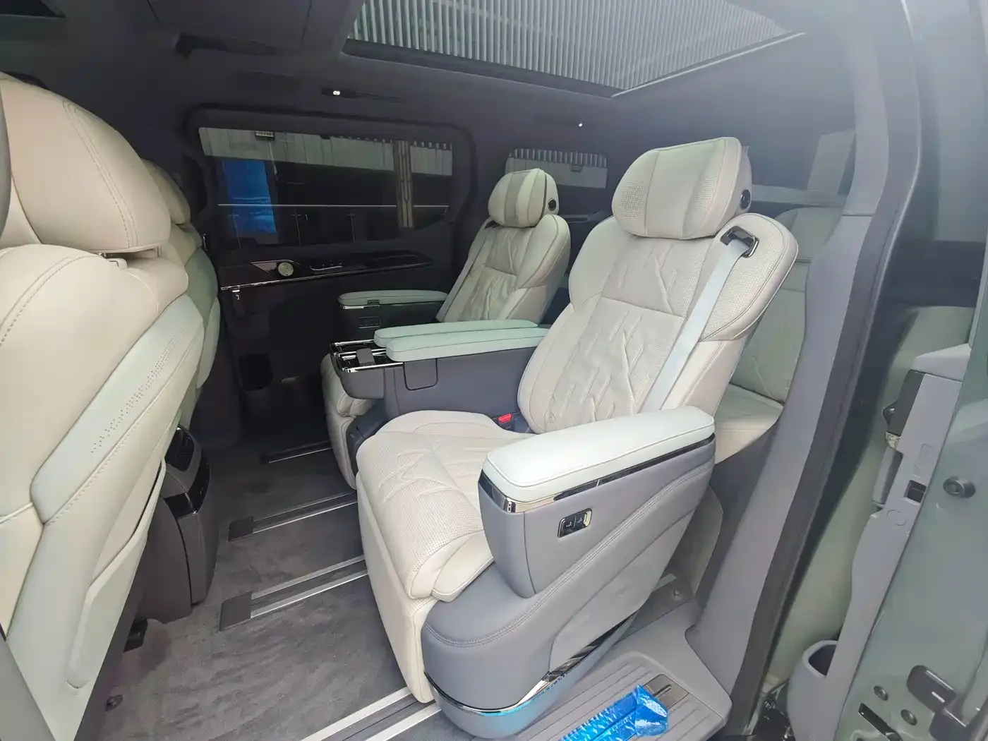 ZEEKR Zeekr 009 2024 6-seat Executive AWD 108kWh — Фото автомобиля 29