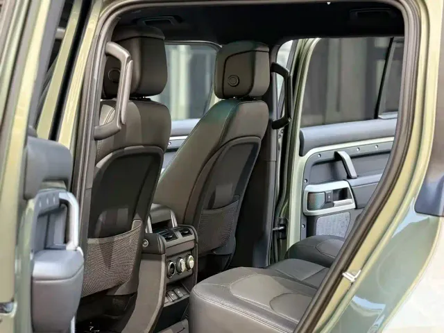 Land Rover Defender — Фото автомобиля 10