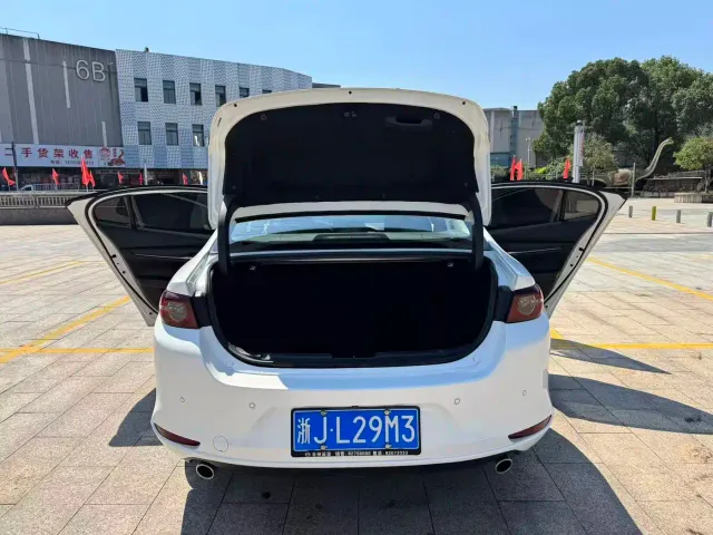 Mazda Axela — Фото автомобиля 18